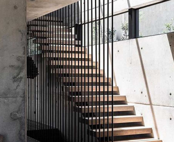 Tangga beton minimalis dengan balustrade kawat